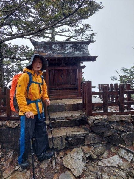 20230515-16玉山前西峰+遠望雨中的主東北2436703