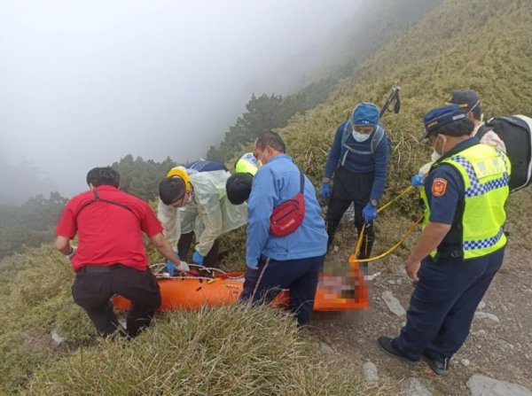 【新聞】山友南橫山區失去呼吸心跳 高雄台東警消接力急救下山