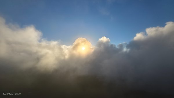 #大屯山 #日出 #雲瀑 #過山雲 #雲端的男人 10/213137740