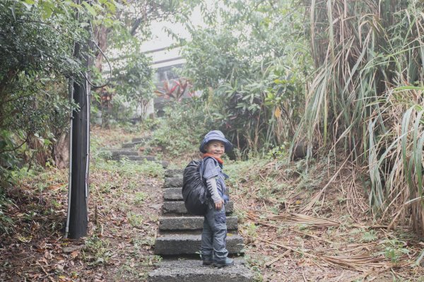 四歲小樂的第16座小百岳-紅淡山1100503