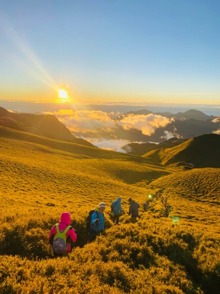 #奇萊南峰，海拔標高3358m#五星級豪華山屋_天池山莊 #天池山莊的紫色雲海、藍綠天空、皎潔明月2366278