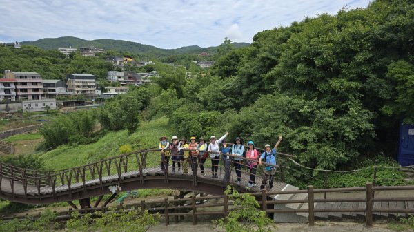 陽明山冷門好走步道平溪步道，欣賞石斛蘭瀑布不用去南部，無敵展望鵝尾山水田，涼爽好走狗殷勤古道。2784865