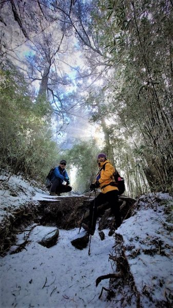 雪艷時刻漫步山稜雲端的合歡小群峰1683806