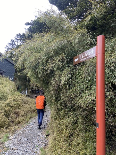 20230515-16玉山前西峰+遠望雨中的主東北2436691