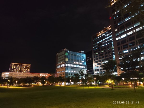 璀璨耀眼的夜景 - 大直美麗華、大稻埕、大港墘公園【臺北健走趣】【健走複利】2604612