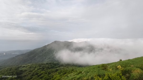 #大屯山 #雲瀑（過山雲）#夕陽 #月圓 #霧虹 5/1&63044795