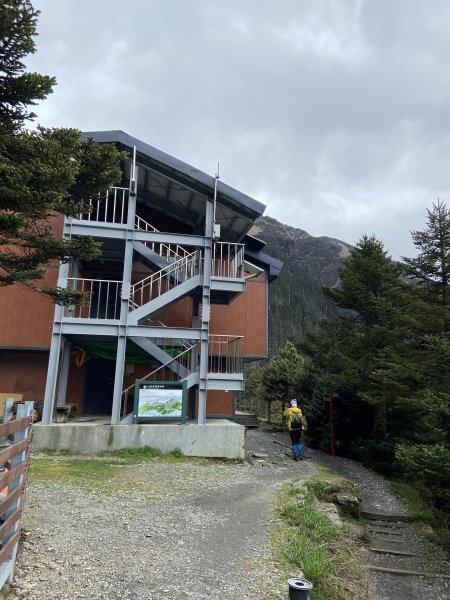 20230515-16玉山前西峰+遠望雨中的主東北2436702