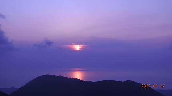 山中何所有，嶺上多白雲。只可自怡悅，不堪持贈君。1779664