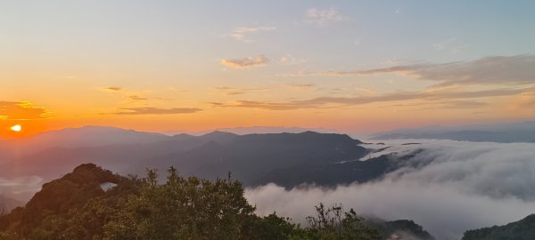 #二格山 #琉璃光 #霞光 #火燒雲 #雲海流瀑 #日出 8/202864879