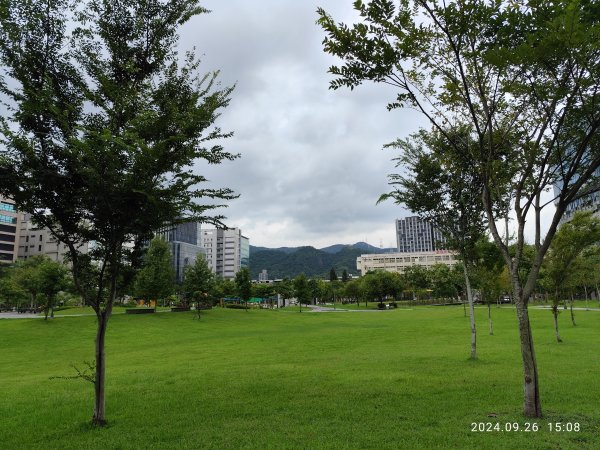 璀璨耀眼的夜景 - 大直美麗華、大稻埕、大港墘公園【臺北健走趣】【健走複利】2604626