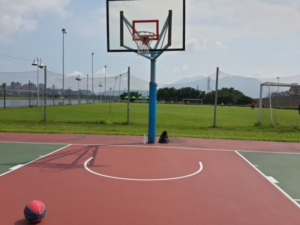 蘆洲堤防籃球公園