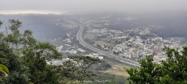 《苗栗》霧雨寒流｜三義三角山步道202512252969215