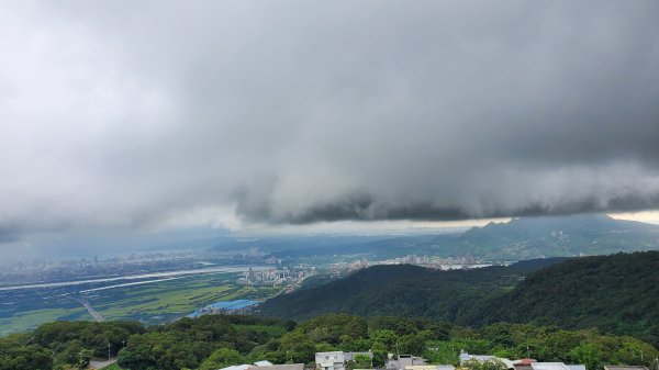 首嘗七星主東峰天晴 在隆隆雷聲背景音情境奔逃下山1743442