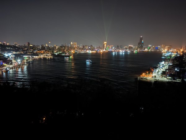 坐渡輪登旗後山。欣賞夜色燈光下的燈塔、砲台、港區1965364