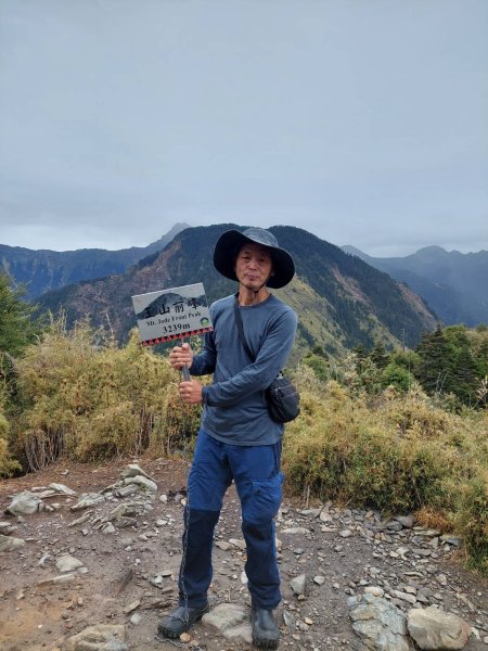 20230515-16玉山前西峰+遠望雨中的主東北2436705