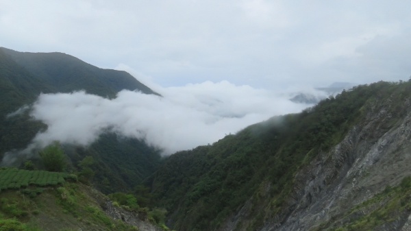 風雨中朦朧的嘉明湖19539