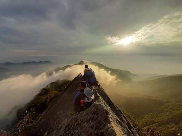 鳶嘴山日落雲海封面