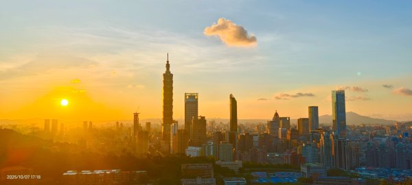 #虎山峰 #夕陽 #火燒雲 #霞光 10/72907937