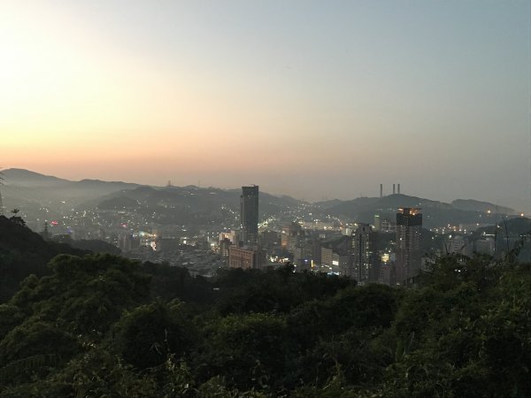 公車遊基隆 小百岳紅淡山