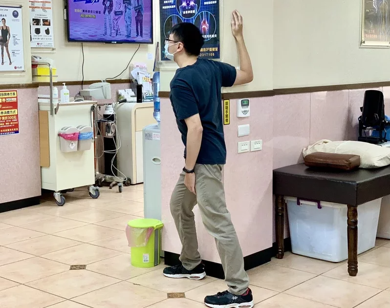 【健康】肩膀痛可能是夾擠症候群 治療師示範三招運動可緩解