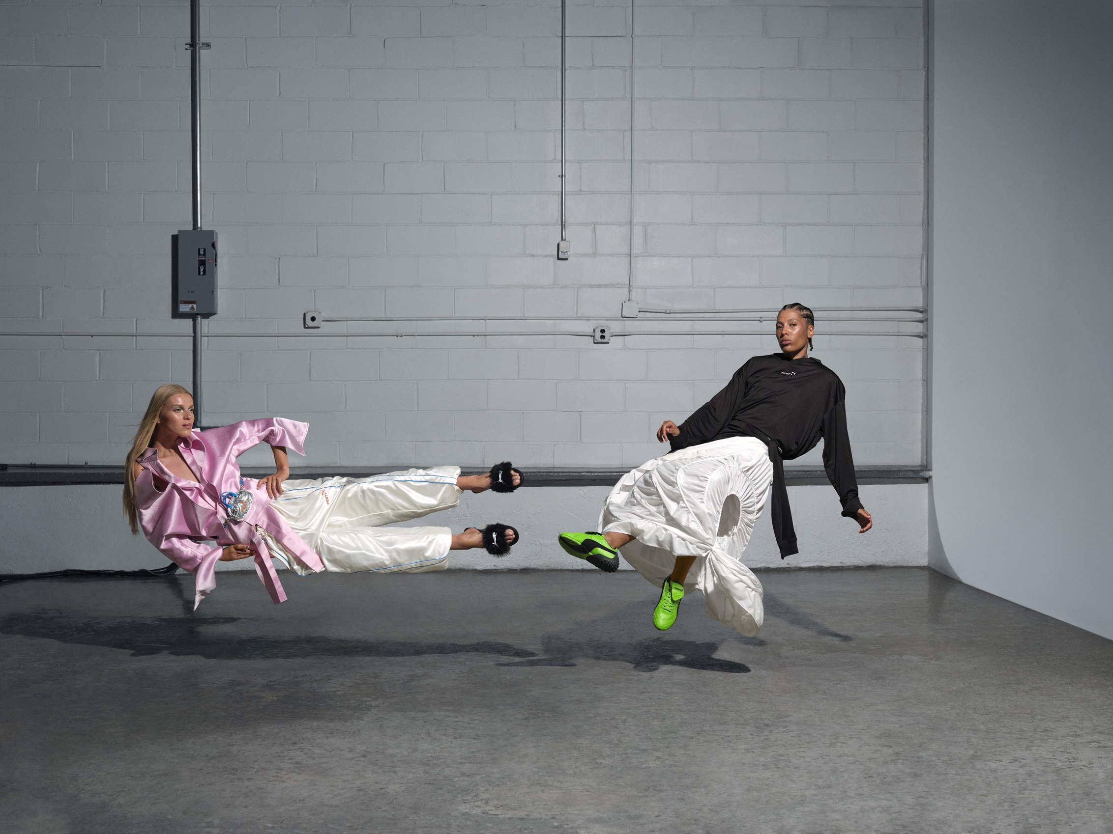 【品牌動態】時尚與運動的新篇章 FENTY x PUMA 玩出金屬系足球風