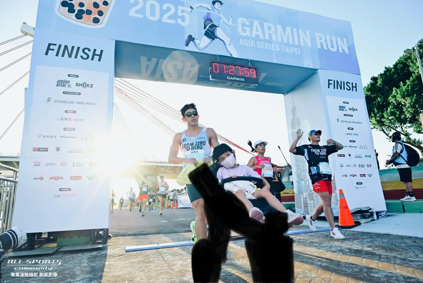 【紀錄】推著寶寶飆出 1km 娃娃車世界紀錄！用時 2 分 51 秒