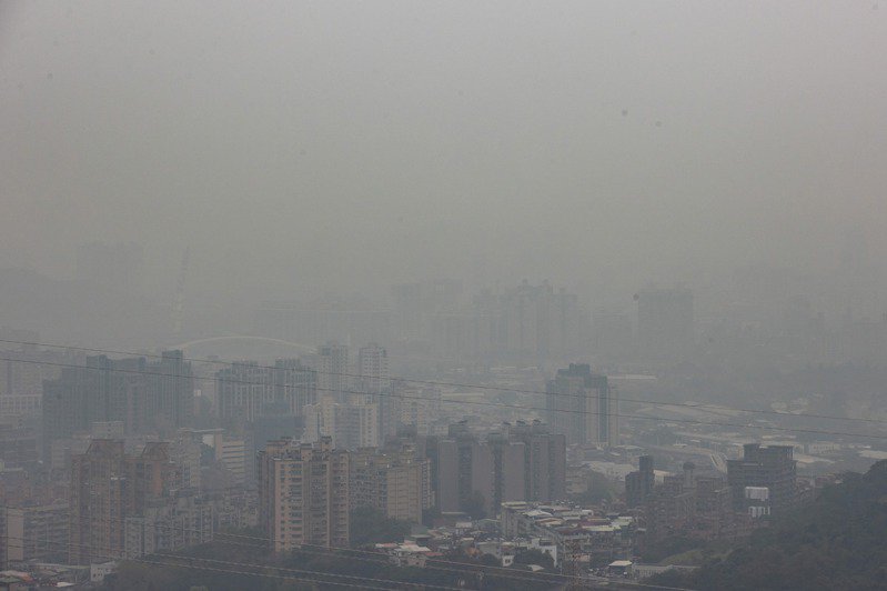 【空氣】霾害來襲！101大樓消失了 這些地區空汙紅色警示，跑者愛注意！