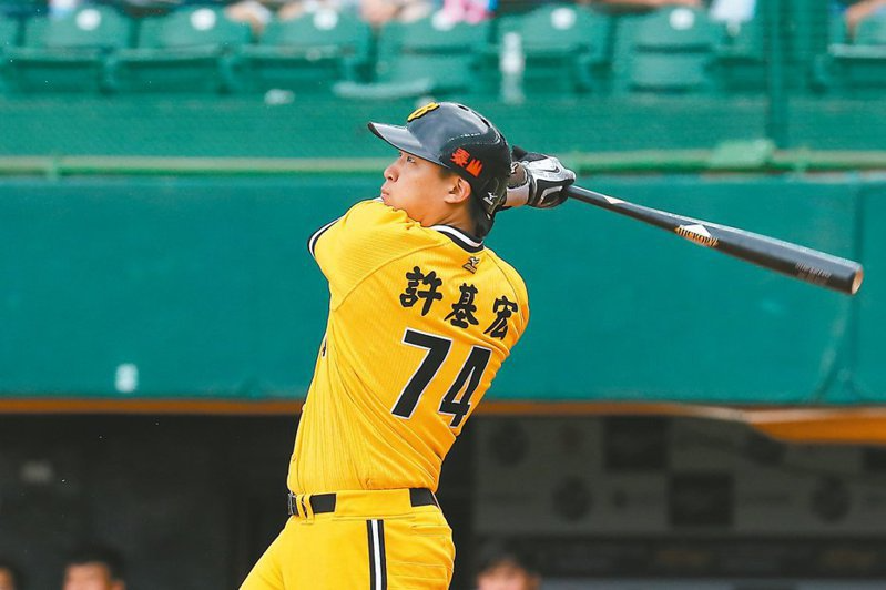 許基宏雙響砲助兄弟獲勝。 報系資料照 許基宏雙響砲助兄弟獲勝。 報系資料照