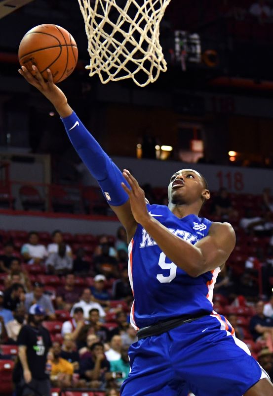 近日,鹈鹕球员zion williamson参加了球星卡公司的nba新秀摄影活动