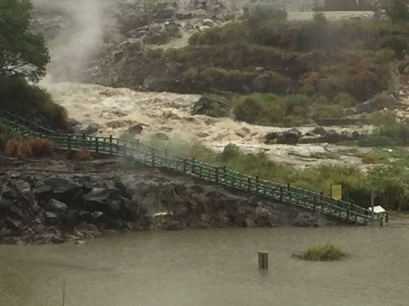 新聞 陽明山山區因豪雨侵襲造成多處坍方 今日請遊客勿上山 以維自身安全 健行筆記