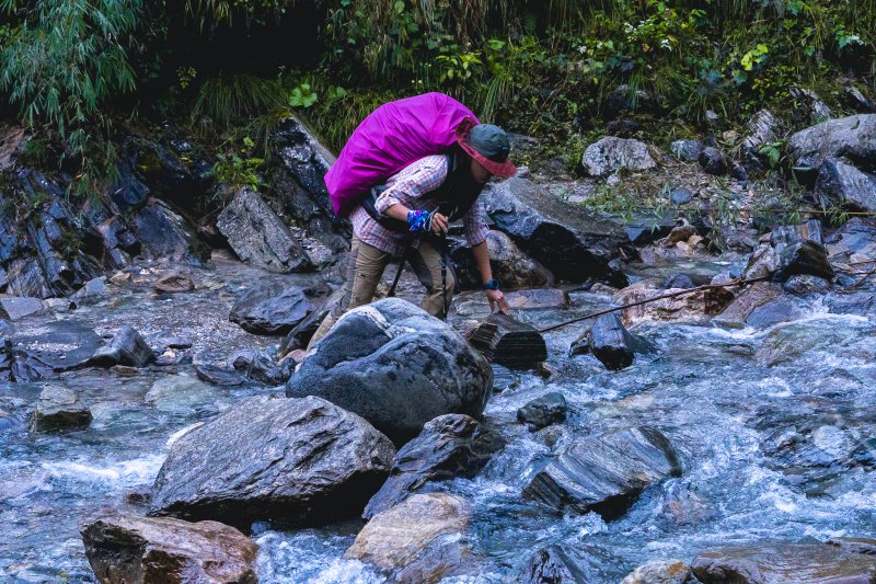 ▲除了常見的樹林、石階，偶爾也穿插了溪水要度過，因此鞋子好壞特別重要