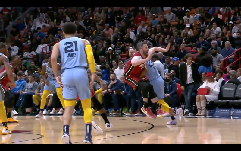 【影片】NBA / Desmond Bane擊中Kevin Love要害 遭吹二級惡意犯規驅逐