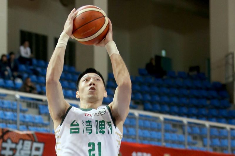 前台啤隊球星成力煥,昨天CBA選秀會未能雀屏中選,今天宣布高掛球鞋,為11年籃球... 前台啤隊球星成力煥,昨天CBA選秀會未能雀屏中選,今天宣布高掛球鞋,為11年籃球...