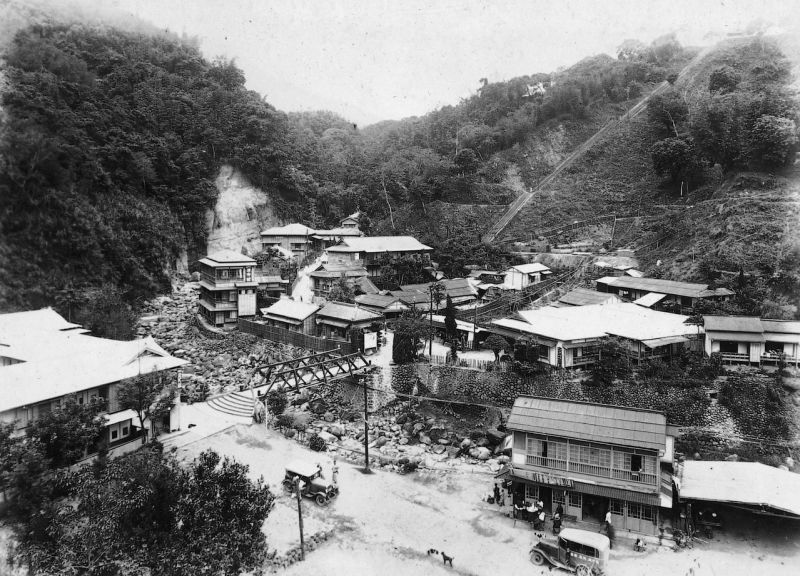 關仔嶺在日本時代一開始屬於嘉義廳管轄，1920年地方制度調整改隸臺南州新營郡白河...