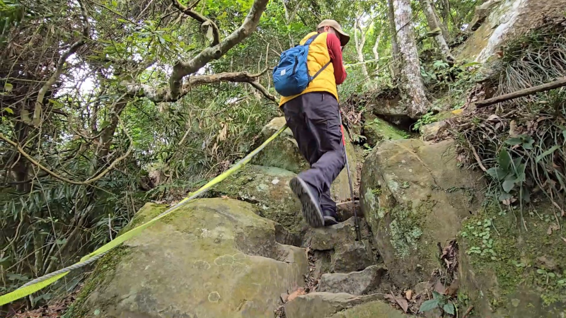 過仙洞門後一路拉繩而上