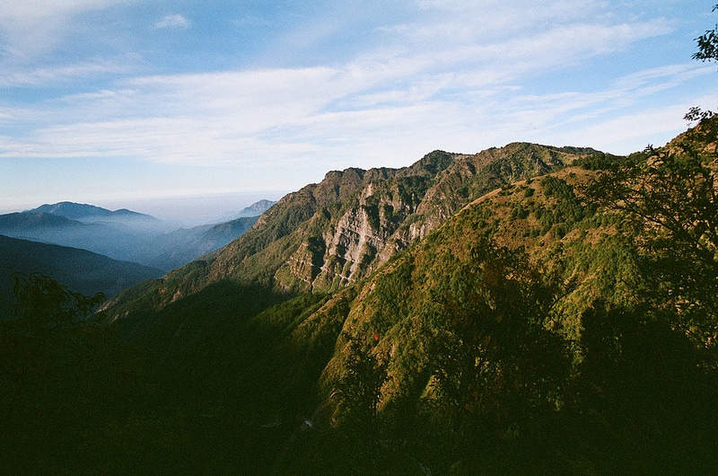 玉山步道上看石水山