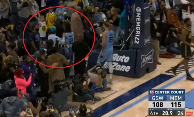 【影片】NBA / Morant打進2+1後怒瞪穿Curry球衣小球迷：這很不尊重 我會送他一件我的