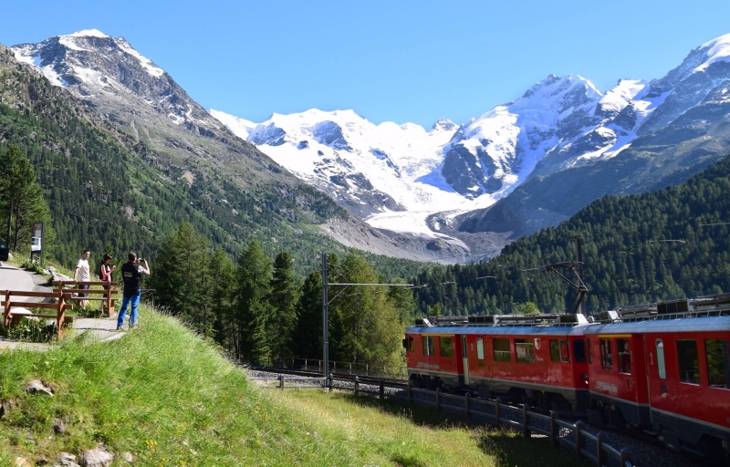 搭乘Bernina Express(伯連那列車)路線, 在Morteratsch站附近從火車上即可遠眺Morteratsch冰河.