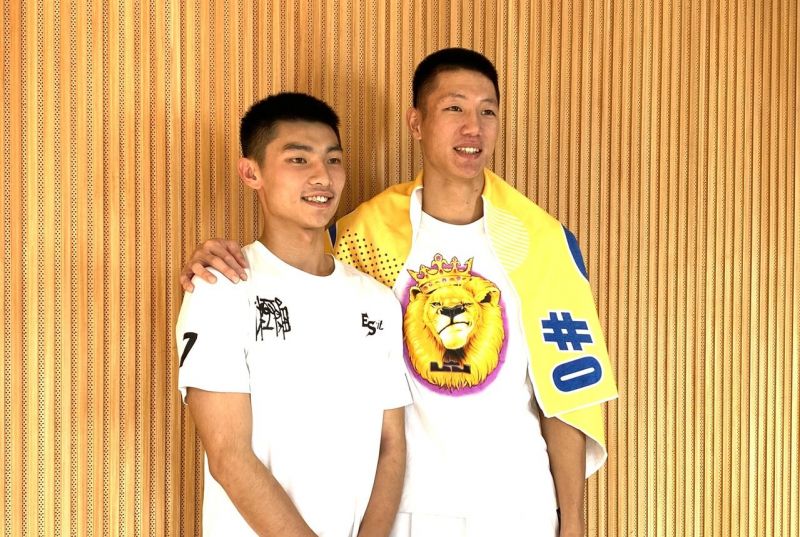 王繁宇(右)和王偉丞都因遲到剃髮。記者曾思儒/攝影 王繁宇(右)和王偉丞都因遲到剃髮。記者曾思儒/攝影