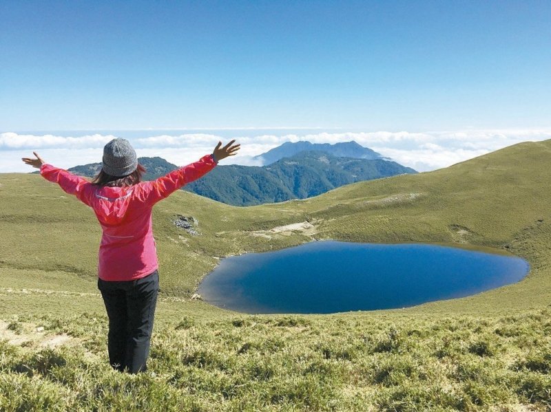 2017年10月，蔡媽媽登上嘉明湖，欣賞「天使的眼淚」。 圖／蔡媽媽提供