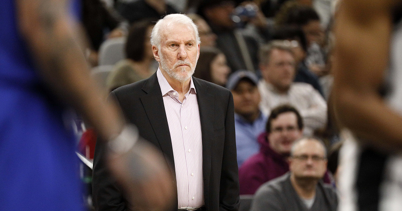 路透 因伤无限期缺赛的圣安东尼奥马刺头牌球星雷纳德(kawhi leonard)