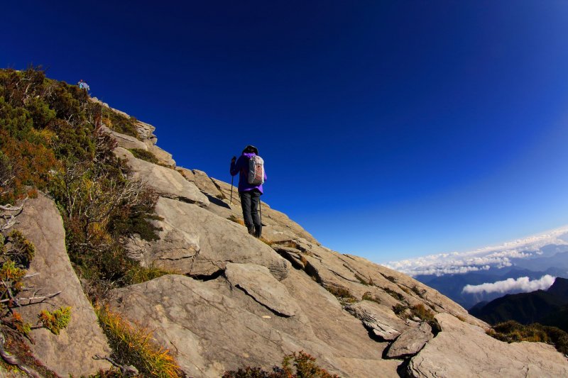 想要攀登陶塞峰，必須要先沿著路徑腰繞到陶塞峰的東側