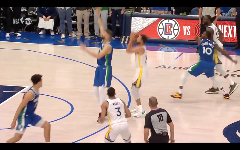 【影片】NBA / 讀秒階段Curry手握反超三分機會被吹走步 Doncic 41分大三元險勝勇士