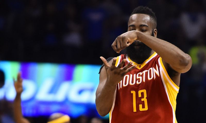 这动作完全代表了harden,独特的撒盐庆祝.