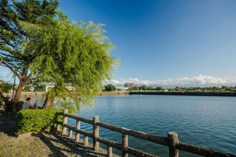 茄苳霄裡陽光鐵馬道