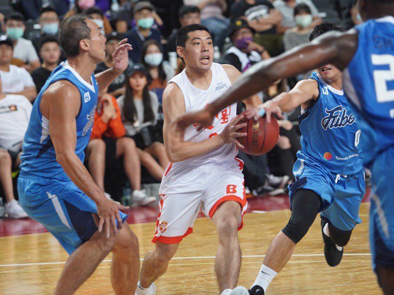 台灣職業籃球聯盟P. League+熱身賽,台北富邦勇士隊(藍衣)17日晚間與桃園領航猿隊(白衣)在新竹縣立體育館交手,雙方場上激戰,終場由富邦勇士以75比67擊敗領航猿,拿下勝利。 中央社 台灣職業籃球聯盟P. League+熱身賽,台北富邦勇士隊(藍衣)17日晚間與桃園領航猿隊(白衣)在新竹縣立體育館交手,雙方場上激戰,終場由富邦勇士以75比67擊敗領航猿,拿下勝利。 中央社