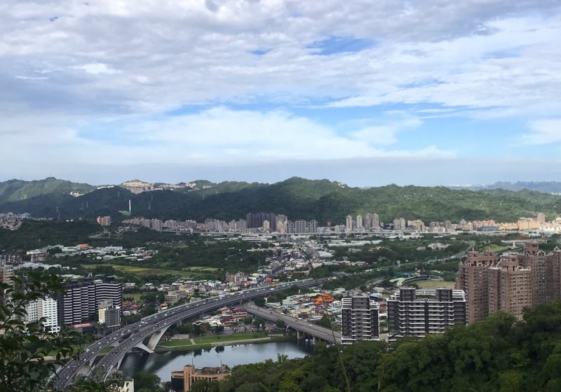 新店獅頭山(小獅山)步道,台北盆地盡收眼底(長春路至中興路單程 1 小時,1.6K)
