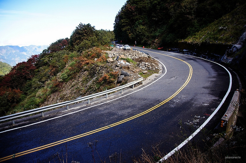 登山口回望可停三輛車的空地