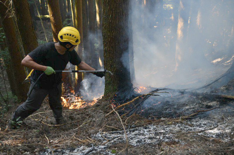 新聞 山神的眼淚也是森林護管員的眼淚搶救馬崙山大火有感 健行筆記