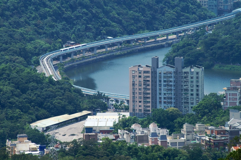 大崙頭尾040 龍船岩俯瞰內湖線